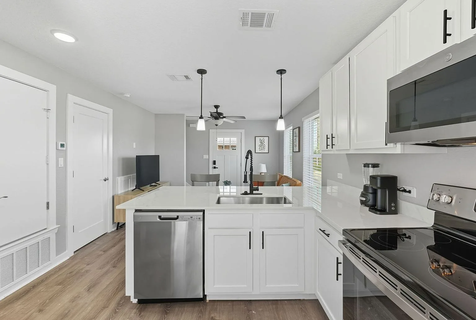 Kitchen range and dishwasher, 20 Tate Lane, Round Rock
