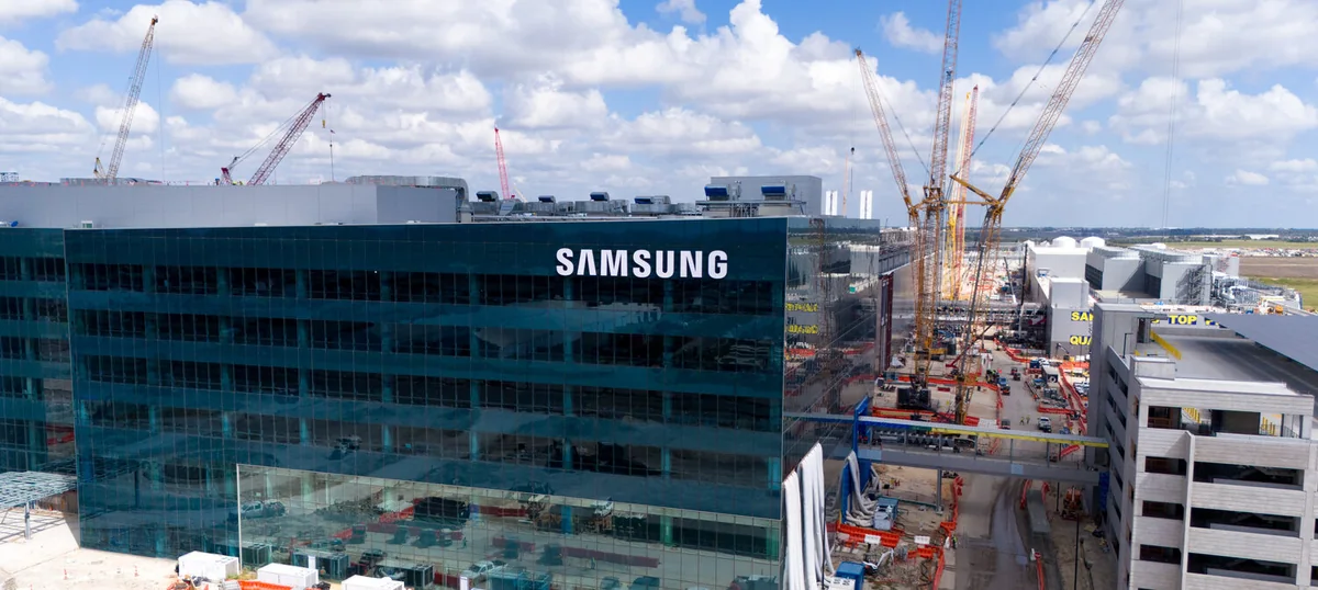 Samsung&rsquo;s Taylor, Texas campus, with the office building in front of the fab construction